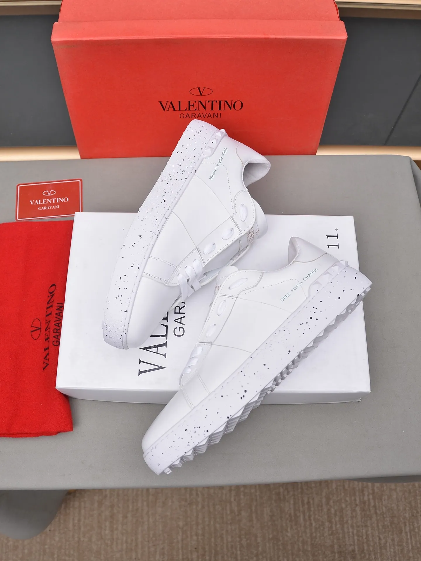 Men's shoes 460💰 (men and women couples) Valentino classic color matching series casual shoes. Made with heavy craftsmanship, good products pay attention to every detail. A must-have trendy item that can be worn all year round, it has been worn by many celebrities and Internet celebrities~~Imported cowhide surface, unique design concept, sheepskin lining, counter quality. Women’s clothing 35-40. Men’s clothing 39-44, 45-46 (returns and exchanges are not supported for custom-made items)